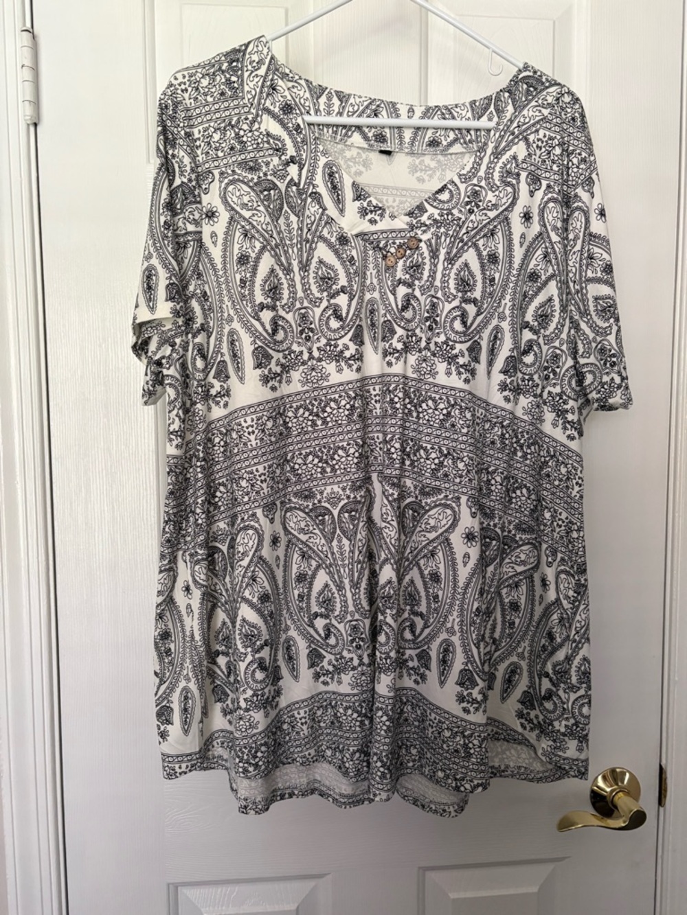 Women’s Black & White Paisley Short Sleeve Tunic Top